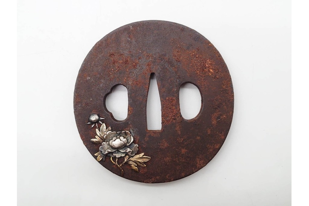 時代武具　鉄地丸形　金銀象嵌・高彫　牡丹獅子図の鍔　(R-090226)