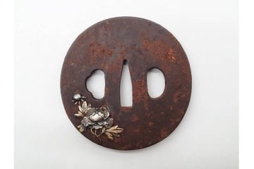 時代武具　鉄地丸形　金銀象嵌・高彫　牡丹獅子図の鍔　(R-090226)