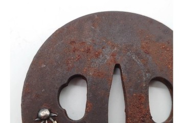 時代武具　鉄地丸形　金銀象嵌・高彫　牡丹獅子図の鍔　(R-090226)