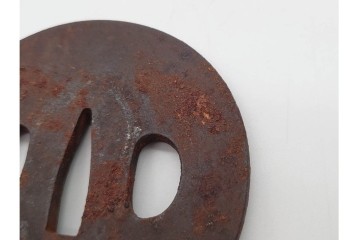 時代武具　鉄地丸形　金銀象嵌・高彫　牡丹獅子図の鍔　(R-090226)