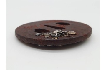 時代武具　鉄地丸形　金銀象嵌・高彫　牡丹獅子図の鍔　(R-090226)