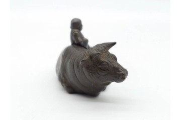 銅製　穏やかな情景を描いた臥牛牧童の置物　外箱付き　(R-090229)