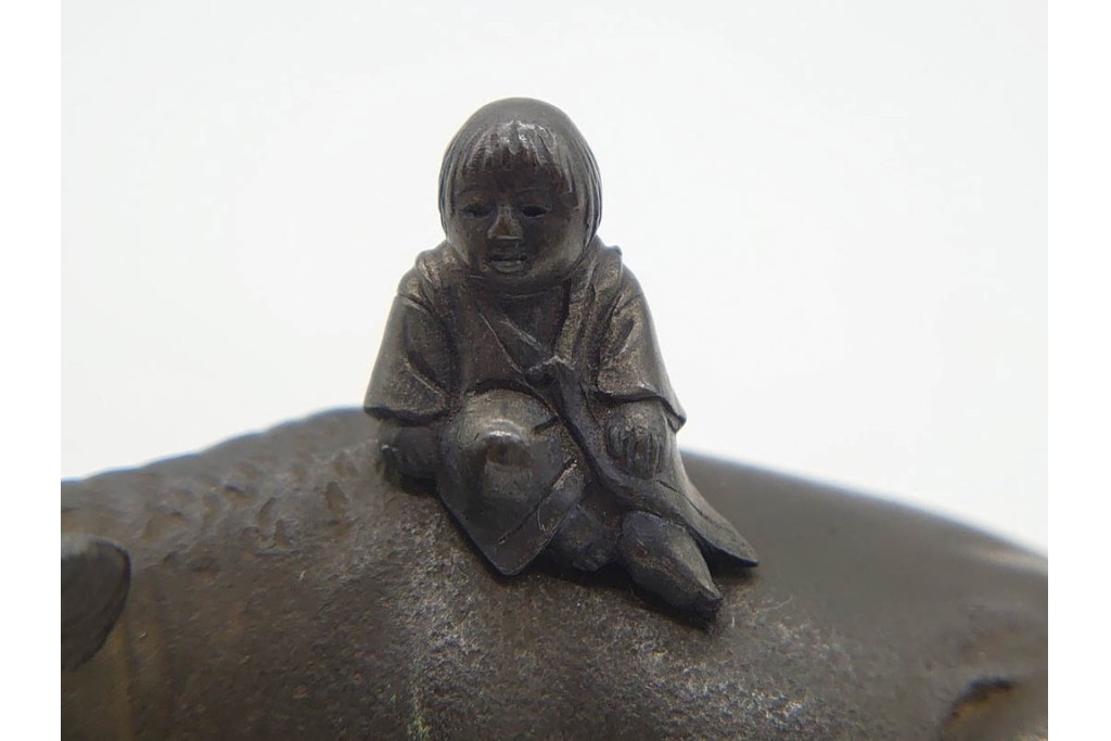 銅製　穏やかな情景を描いた臥牛牧童の置物　外箱付き　(R-090229)