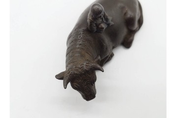 銅製　穏やかな情景を描いた臥牛牧童の置物　外箱付き　(R-090229)