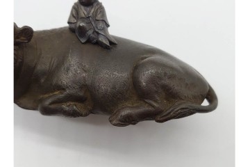 銅製　穏やかな情景を描いた臥牛牧童の置物　外箱付き　(R-090229)