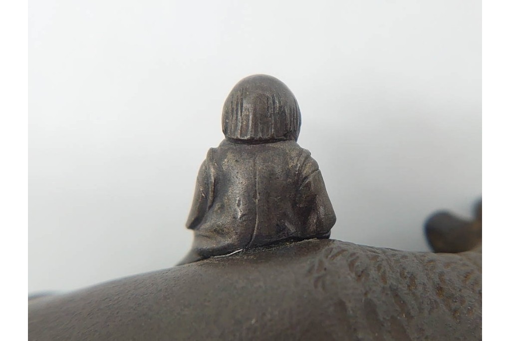 銅製　穏やかな情景を描いた臥牛牧童の置物　外箱付き　(R-090229)