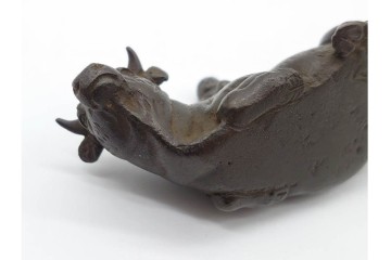 銅製　穏やかな情景を描いた臥牛牧童の置物　外箱付き　(R-090229)