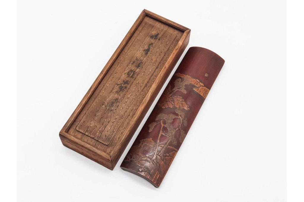 竹彫　在銘　山水図を描いた落ち着いた佇まいの茶合　外箱付き　(R-090230)