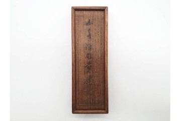 竹彫　在銘　山水図を描いた落ち着いた佇まいの茶合　外箱付き　(R-090230)