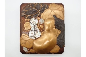 明治から大正期　木製　瓢箪文・菖蒲文　梨地蒔絵と螺鈿細工が目を引く硯箱(硯・水滴付き)　外箱付き　(R-090235)