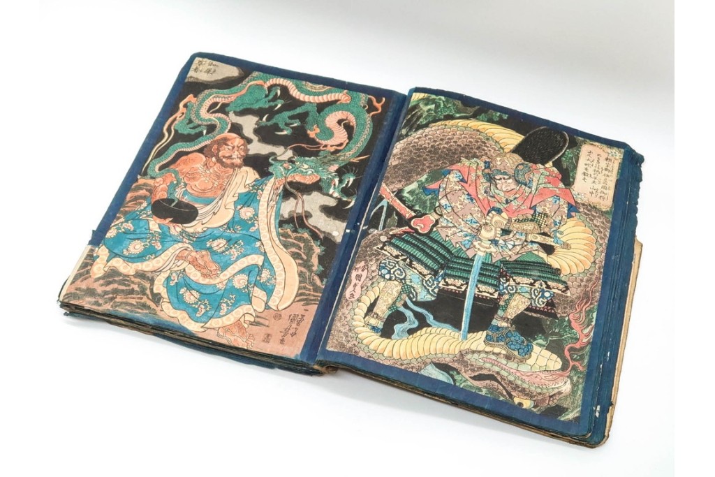 真作　浮世絵　歌川国芳・国貞・貞秀など　大蛇・妖狐・小李廣花栄・浪裡白跳張順・鬼若丸の鯉退治　3枚続を含む木版画帳　(R-090237)