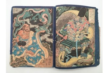 真作　浮世絵　歌川国芳・国貞・貞秀など　大蛇・妖狐・小李廣花栄・浪裡白跳張順・鬼若丸の鯉退治　3枚続を含む木版画帳　(R-090237)