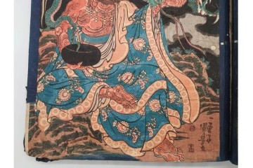 真作　浮世絵　歌川国芳・国貞・貞秀など　大蛇・妖狐・小李廣花栄・浪裡白跳張順・鬼若丸の鯉退治　3枚続を含む木版画帳　(R-090237)