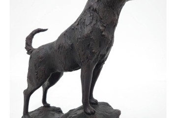 中村晋也　「西郷どんのツン」　高さ約31cm　岩上に立つ凛々しい犬を表現したブロンズ像　共箱付き　(R-090240)