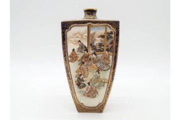 錦光山造　薩摩錦手　高さ約15cm　金襴手で描かれた人物花鳥図の花生　外箱付き　(R-090243)