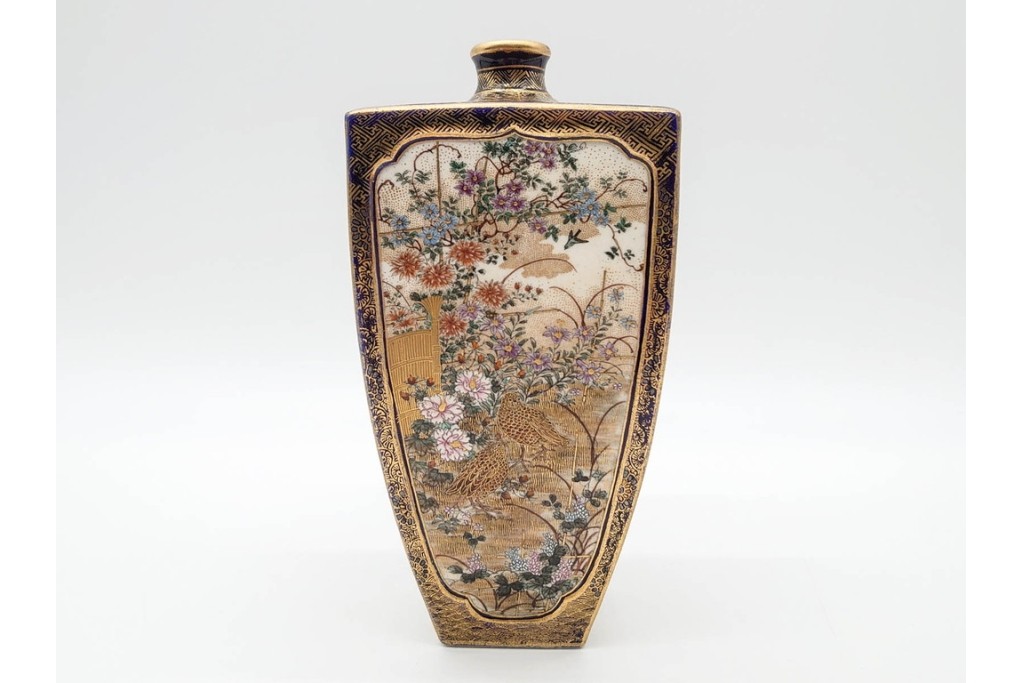 錦光山造　薩摩錦手　高さ約15cm　金襴手で描かれた人物花鳥図の花生　外箱付き　(R-090243)