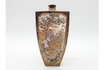 錦光山造　薩摩錦手　高さ約15cm　金襴手で描かれた人物花鳥図の花生　外箱付き　(R-090243)