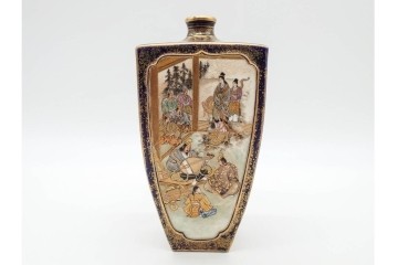 錦光山造　薩摩錦手　高さ約15cm　金襴手で描かれた人物花鳥図の花生　外箱付き　(R-090243)