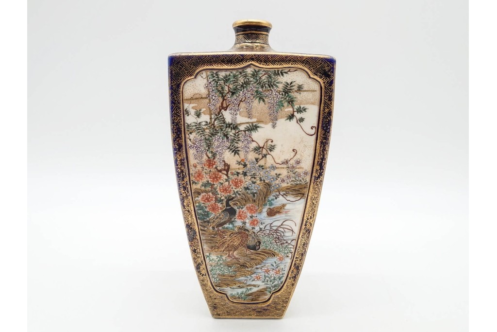 錦光山造　薩摩錦手　高さ約15cm　金襴手で描かれた人物花鳥図の花生　外箱付き　(R-090243)