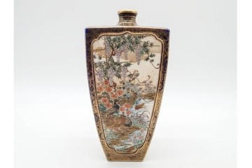 錦光山造　薩摩錦手　高さ約15cm　金襴手で描かれた人物花鳥図の花生　外箱付き　(R-090243)