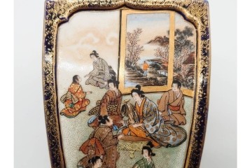 錦光山造　薩摩錦手　高さ約15cm　金襴手で描かれた人物花鳥図の花生　外箱付き　(R-090243)