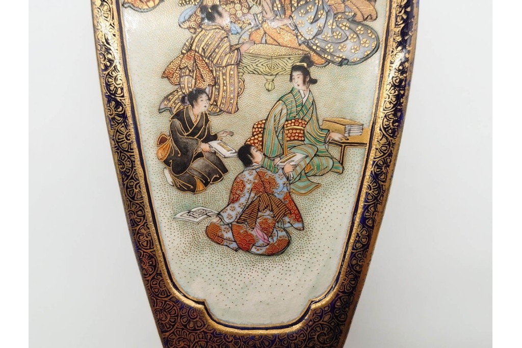 錦光山造　薩摩錦手　高さ約15cm　金襴手で描かれた人物花鳥図の花生　外箱付き　(R-090243)
