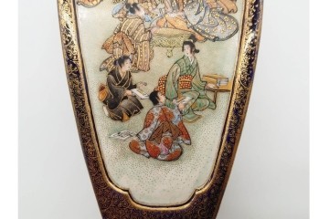 錦光山造　薩摩錦手　高さ約15cm　金襴手で描かれた人物花鳥図の花生　外箱付き　(R-090243)