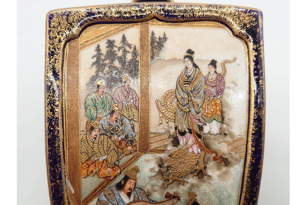 錦光山造　薩摩錦手　高さ約15cm　金襴手で描かれた人物花鳥図の花生　外箱付き　(R-090243)