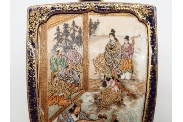 錦光山造　薩摩錦手　高さ約15cm　金襴手で描かれた人物花鳥図の花生　外箱付き　(R-090243)