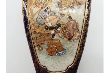 錦光山造　薩摩錦手　高さ約15cm　金襴手で描かれた人物花鳥図の花生　外箱付き　(R-090243)