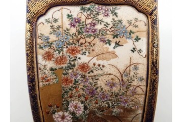 錦光山造　薩摩錦手　高さ約15cm　金襴手で描かれた人物花鳥図の花生　外箱付き　(R-090243)