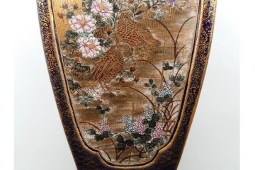 錦光山造　薩摩錦手　高さ約15cm　金襴手で描かれた人物花鳥図の花生　外箱付き　(R-090243)