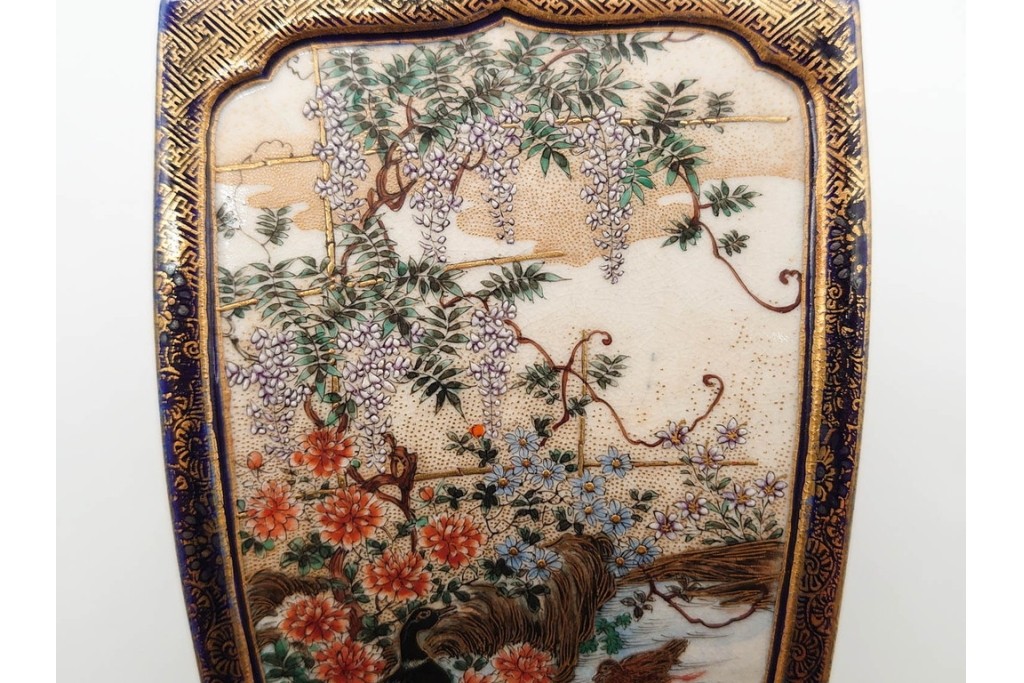 錦光山造　薩摩錦手　高さ約15cm　金襴手で描かれた人物花鳥図の花生　外箱付き　(R-090243)
