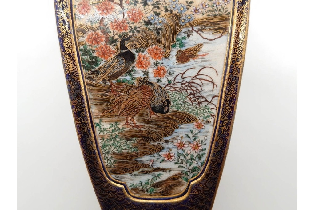 錦光山造　薩摩錦手　高さ約15cm　金襴手で描かれた人物花鳥図の花生　外箱付き　(R-090243)