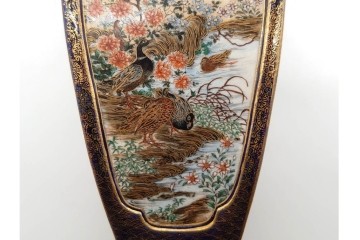 錦光山造　薩摩錦手　高さ約15cm　金襴手で描かれた人物花鳥図の花生　外箱付き　(R-090243)