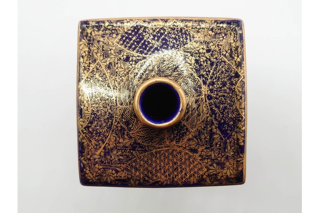 錦光山造　薩摩錦手　高さ約15cm　金襴手で描かれた人物花鳥図の花生　外箱付き　(R-090243)