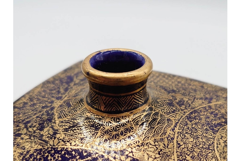 錦光山造　薩摩錦手　高さ約15cm　金襴手で描かれた人物花鳥図の花生　外箱付き　(R-090243)