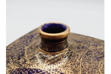 錦光山造　薩摩錦手　高さ約15cm　金襴手で描かれた人物花鳥図の花生　外箱付き　(R-090243)