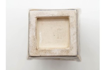 錦光山造　薩摩錦手　高さ約15cm　金襴手で描かれた人物花鳥図の花生　外箱付き　(R-090243)