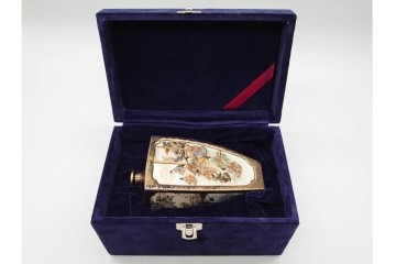 錦光山造　薩摩錦手　高さ約15cm　金襴手で描かれた人物花鳥図の花生　外箱付き　(R-090243)