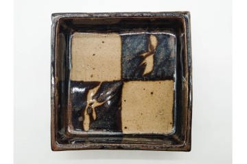人間国宝 濱田庄司(浜田庄司)　益子焼　柿釉の市松文様が印象的な角鉢　共箱付き　(R-090245)