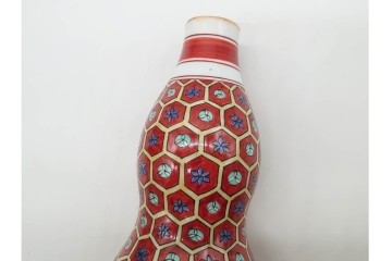 十二代 酒井田柿右衛門　本人作　有田焼　濁手　高さ約25cm　鮮やかな亀甲文様が目を引く花瓶　共箱付き　(R-090246)