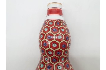 十二代 酒井田柿右衛門　本人作　有田焼　濁手　高さ約25cm　鮮やかな亀甲文様が目を引く花瓶　共箱付き　(R-090246)