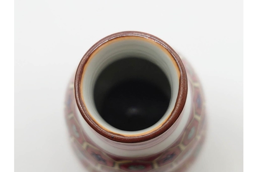 十二代 酒井田柿右衛門　本人作　有田焼　濁手　高さ約25cm　鮮やかな亀甲文様が目を引く花瓶　共箱付き　(R-090246)