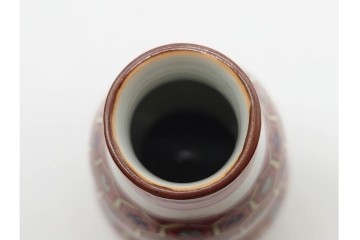 十二代 酒井田柿右衛門　本人作　有田焼　濁手　高さ約25cm　鮮やかな亀甲文様が目を引く花瓶　共箱付き　(R-090246)