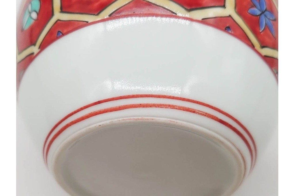 十二代 酒井田柿右衛門　本人作　有田焼　濁手　高さ約25cm　鮮やかな亀甲文様が目を引く花瓶　共箱付き　(R-090246)