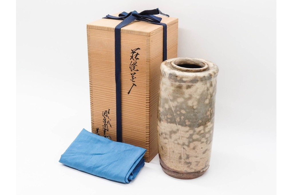 十二代 田原陶兵衛　萩焼　高さ約22cm　落ち着いた佇まいの花入　共箱付き　(R-090250)