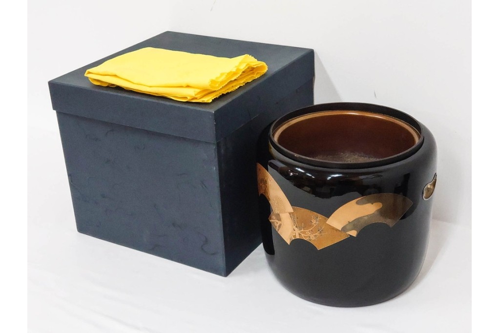 木製　漆器　扇面草花　蒔絵や螺鈿が施された上品な火鉢　外箱付き　(R-090264)