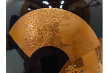 木製　漆器　扇面草花　蒔絵や螺鈿が施された上品な火鉢　外箱付き　(R-090264)