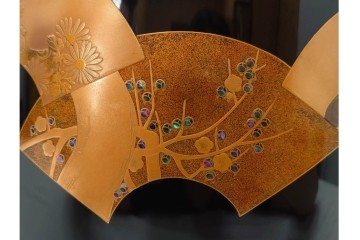 木製　漆器　扇面草花　蒔絵や螺鈿が施された上品な火鉢　外箱付き　(R-090264)